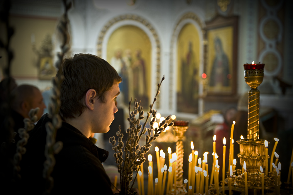Каждое воскресенье в церкви. Православный храм. Молодые люди в церкви. Человек молится в храме. Люди в православном храме.