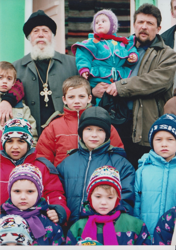 Андрей Завражнов с отцом Леонтием Никифоровым и детьми приюта «Рождественский», 2004 год.jpg
