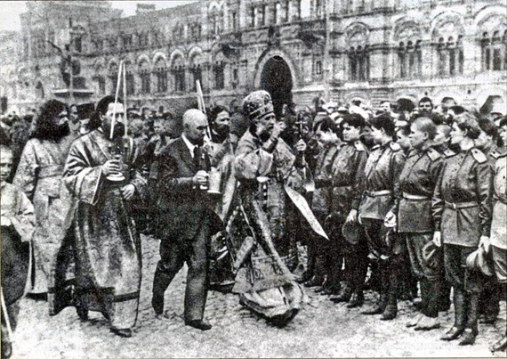 Патриарх Тихон благословляет ударный батальон перед отправкой на фронт, 1917 год, Москва, Красная площадь.jpg