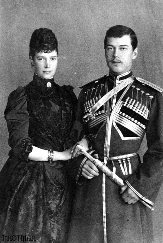 Императрица Мария Феодоровна с сыном Цесаревичем Николаем Александровичем. 1890 г. .jpg