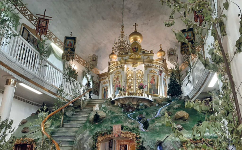 В церкви с. Творишичи, построенной В.Н. Безобразовой, алтарь находится на стилизованной горе Фавор.png