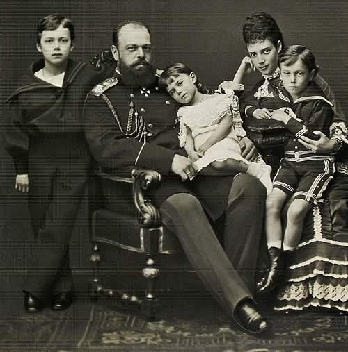 Император Александр III с семьей .jpg