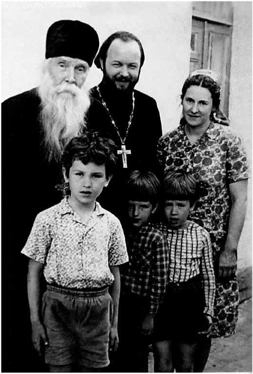 Отец Сергий и отец Валериан с матушкой Наталией и сыновьями.jpg