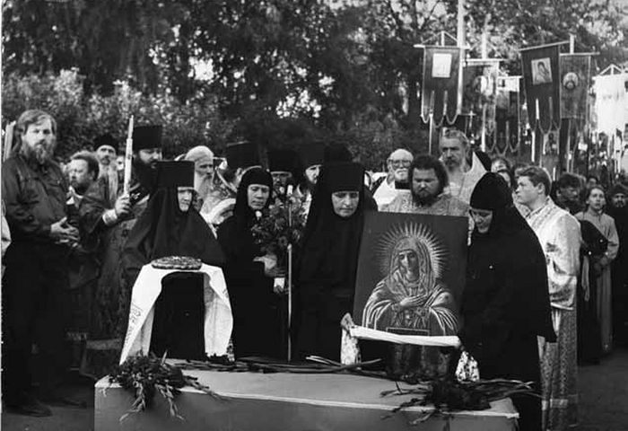 Встреча мощей батюшки Серафима в Дивеево, 1991 г. Слева можно увидеть ту самую переданную преподобным свечу.jpg