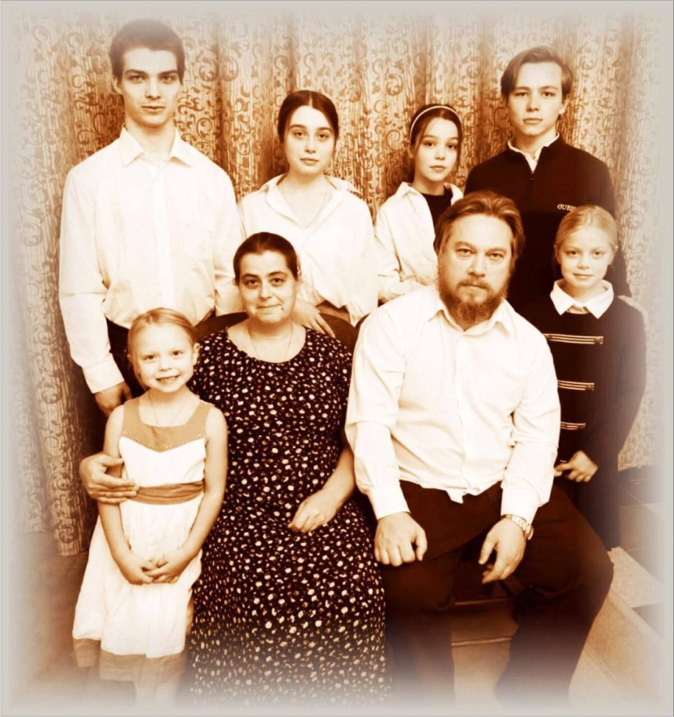 Отец Михаил Васильев с семьей.jpg