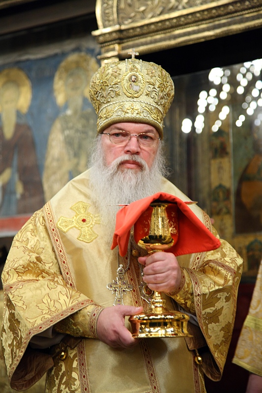 Архиепископ Алексий (Фролов) с Чашей перед причастием.jpg
