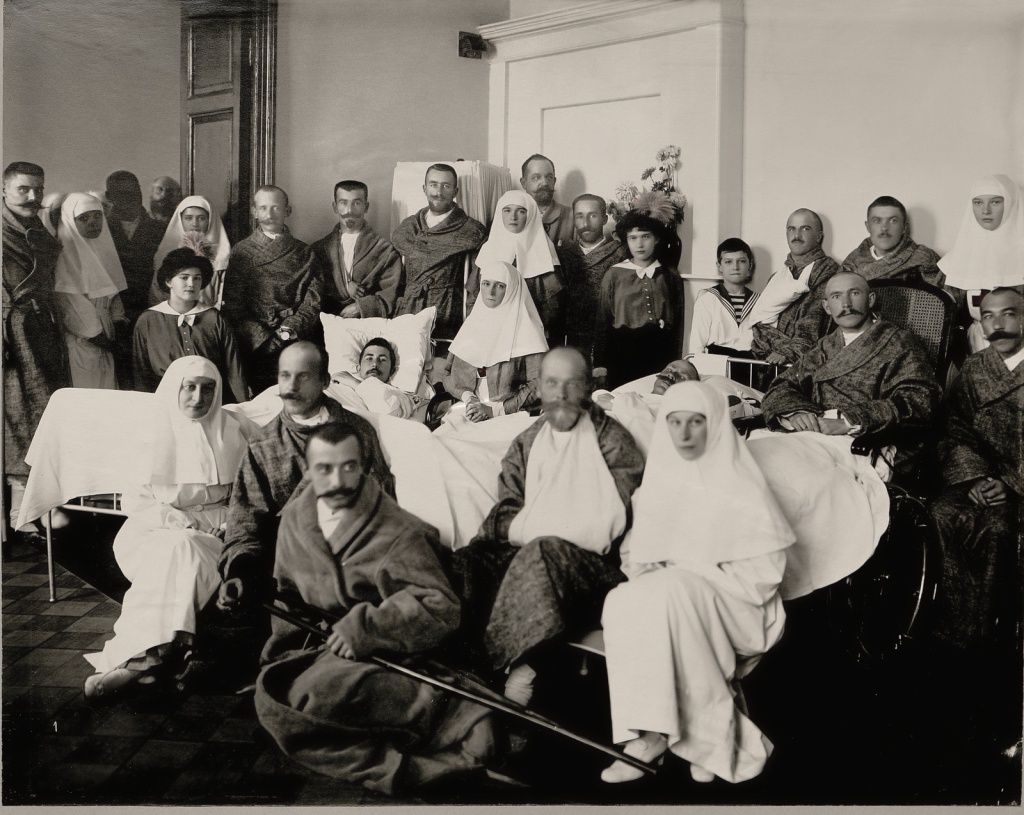 Императрица Александра Феодоровна с детьми в Царскосельском лазарете, 1914 г..jpg