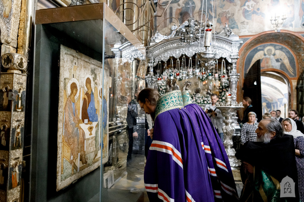 «Троица» Андрея Рублева в Троицком соборе Свято-Троицкой Сергиевой Лавры 17-18 июля 2022 года.jpg