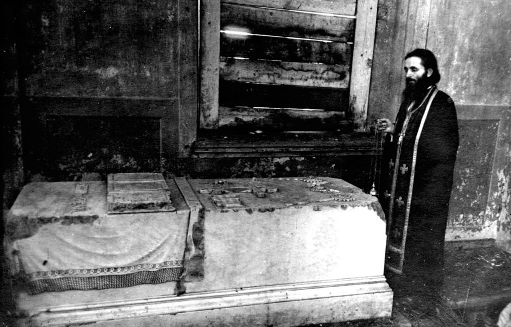 Архимандрит Георгий (Тертышников) у гробницы святителя Феофана в разоренной Вышенской обители.jpg