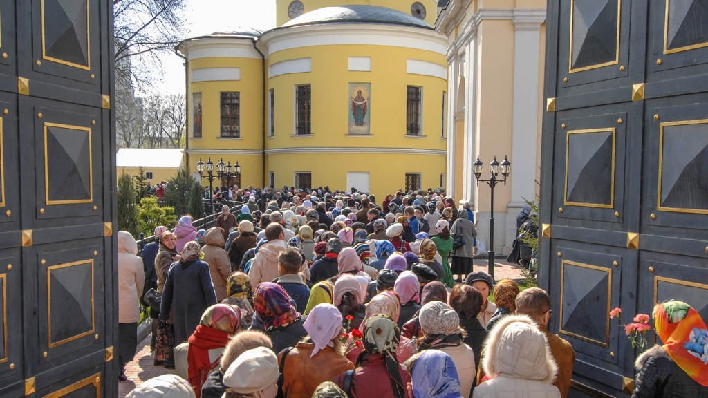 Очереди к святой блаженной Матроне в Поскровском монастыре Москвы. А к пустому колодцу, сказано, народ не идет.jpg