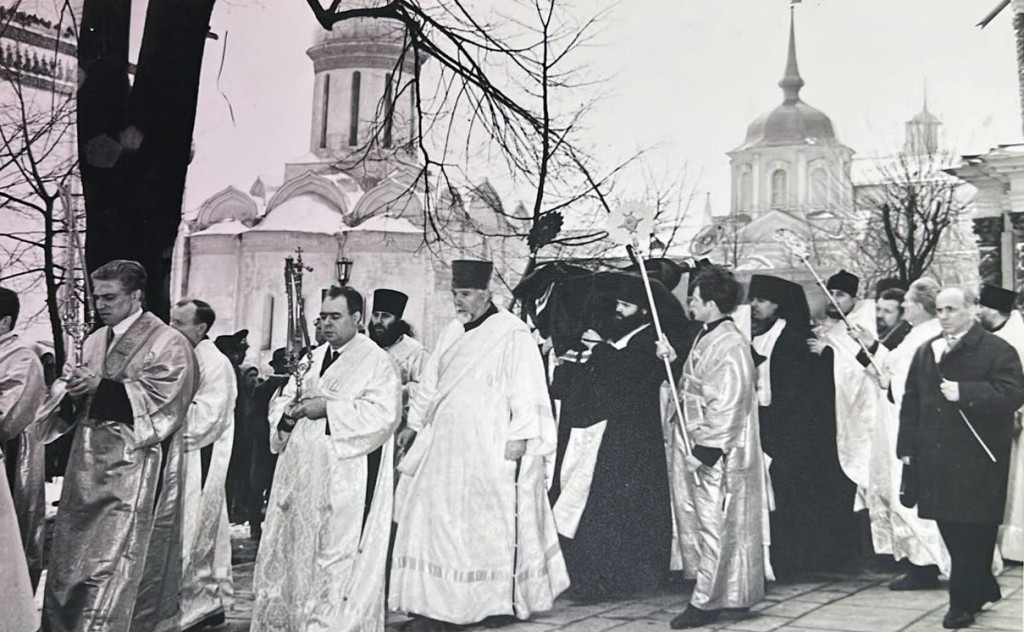 Погребение Патриарха Алексия (Симанского) в Лавре. Фото 21 апреля 1970 года.jpeg