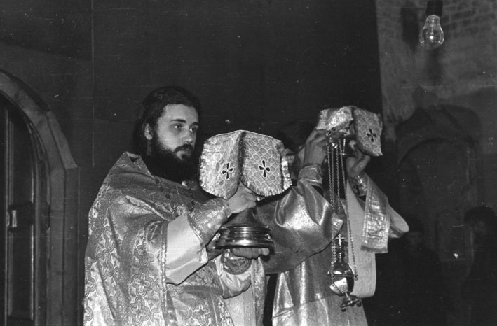 Первую Божественную Литургию совершил архимандрит Герман (Хапугин) в 1989 году.jpg