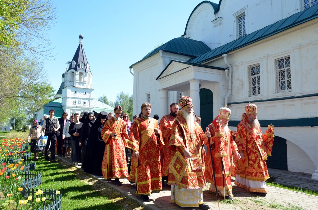 Владыка Евлогий на крестном ходе в Свято-Успенском женском монастыре г. Александрова.jpg