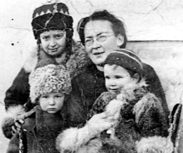 Елизавета Скобцова с детьми Юрой, Настей и Гаяной.jpg