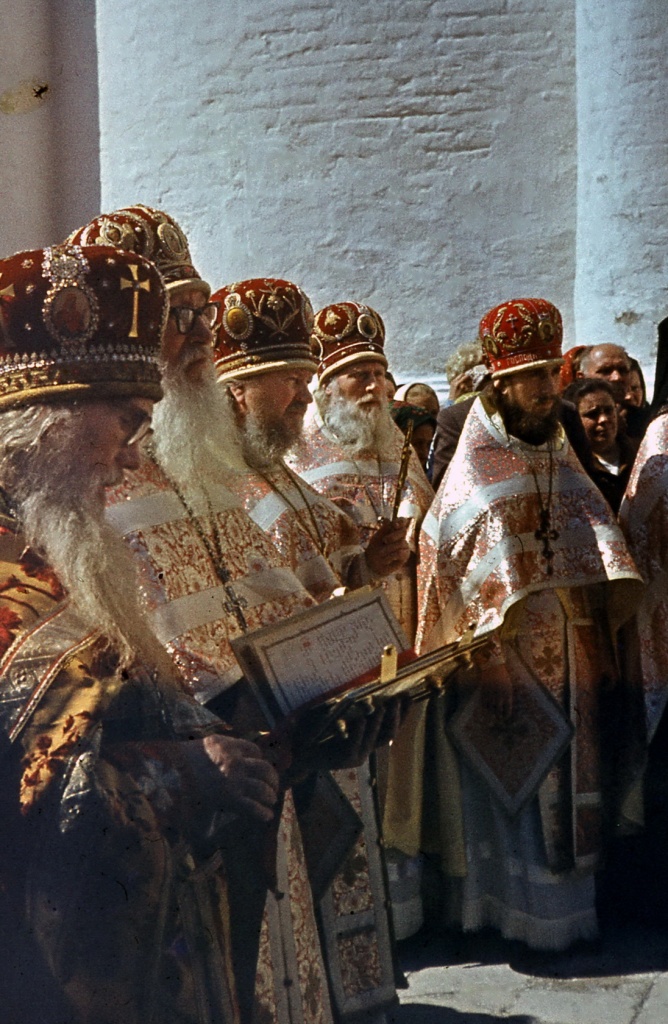 Архимандрит Наум (Байбородин) с лаврской братией. Первый – отец Кирилл (Павлов).jpg