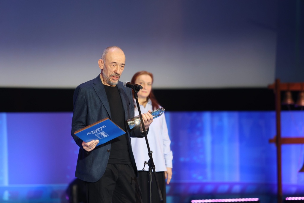 Режиссер Сергей Дебижев получает приз на фестивале «Лучезарный Ангел», 2022 год.jpg