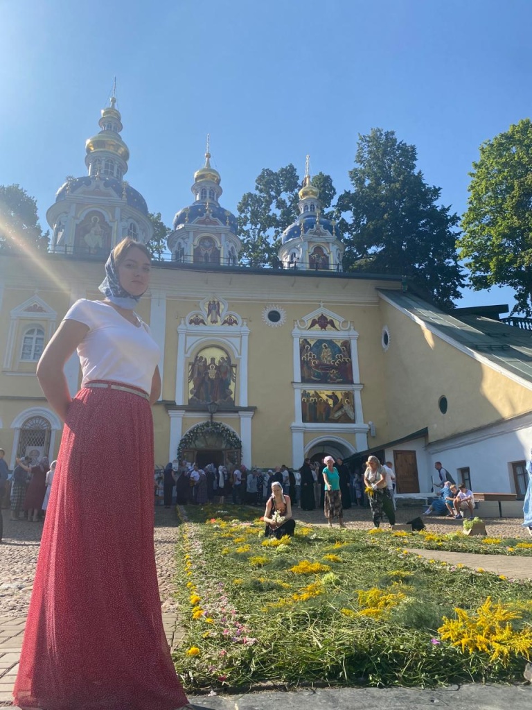 Дарья Морозова на престольный праздник в любимом Псково-Печерском монастыре. Как поступила, конечно же, поехала поблагодарить Бога и батюшку .jpeg