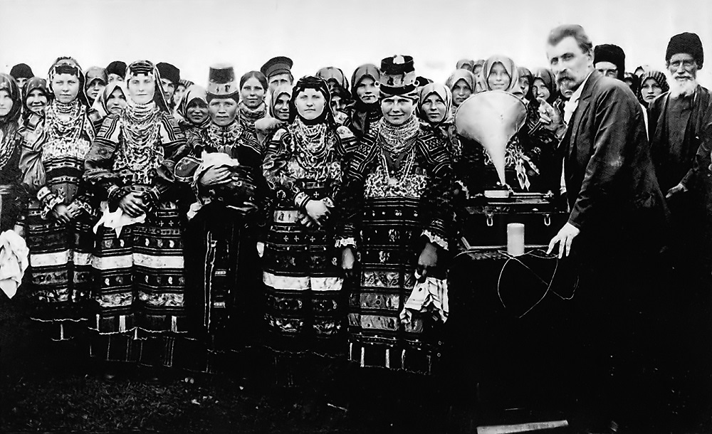 М. Е. Пятницкий во время записи крестьянского певческого ансамбля на фонограф.jpg