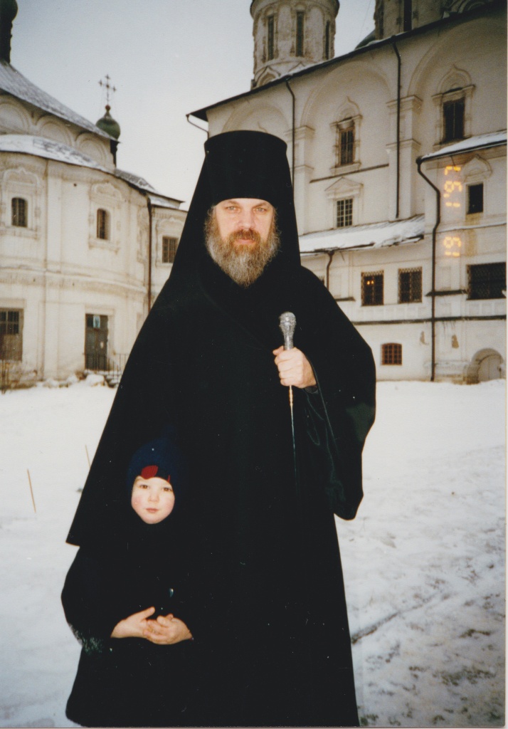 Архиепископ Алексий (Фролов) и маленький прихожанин. Новоспасский монастырь времен восстановления.jpeg