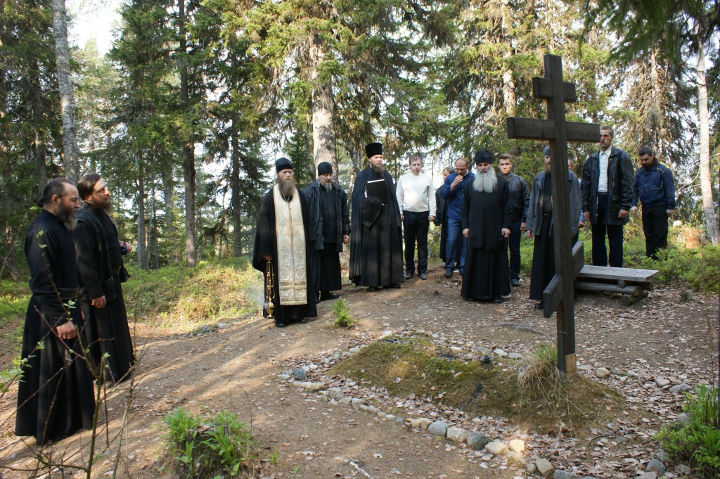 Наместник и игумен Соловецкого монастыря с братией у одной из могил Соловков.JPG