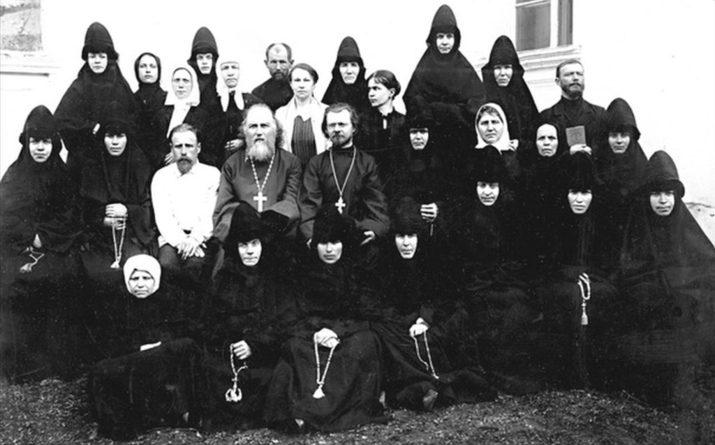 Дореволюционное фото насельниц и духовенства монастыря.png