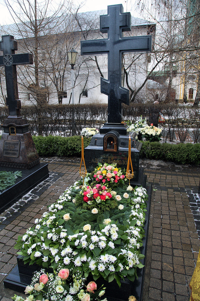 На могиле владыки Алексия в Новоспасском монастыре.jpg