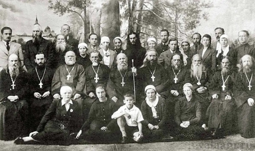 Паломничество в Спасо-Преображенский Валаамский монастырь в 1939 году. В центре, перед игуменом Харитоном (Дунаевым), – Алексей Ридигер.jpg