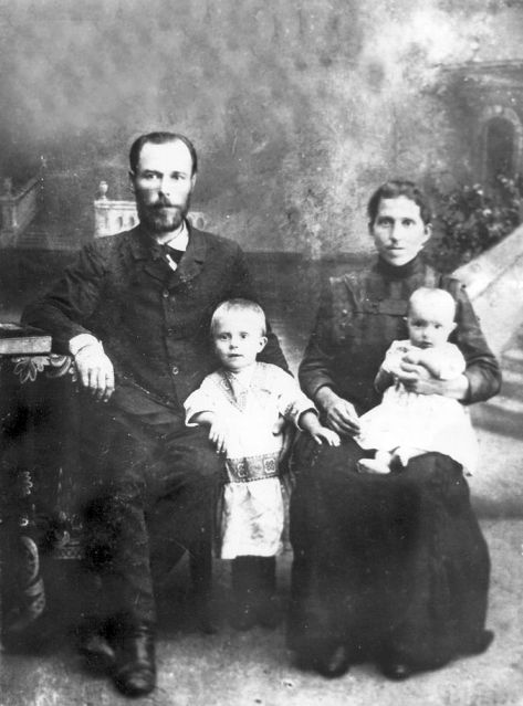 Евфимий Тихонравов с супругой Татьяной и детьми.jpg