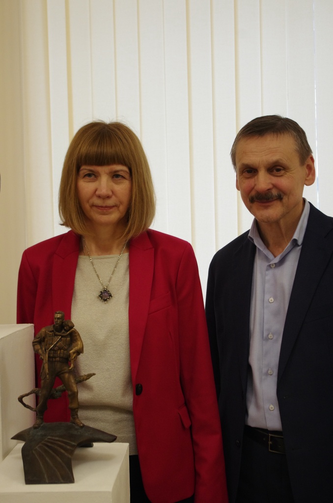 Елена Безбородова и Андрей Кумов у их совместной работы – скульптор ваяла, а воин был воином .JPG