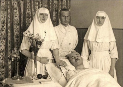 Великие княжны Татьяна и Ольга Николаевны у постели раненого.jpg