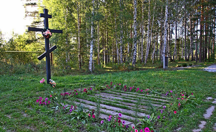 Крест на месте обретения останков Царской семьи в Поросенковом логу.jpg