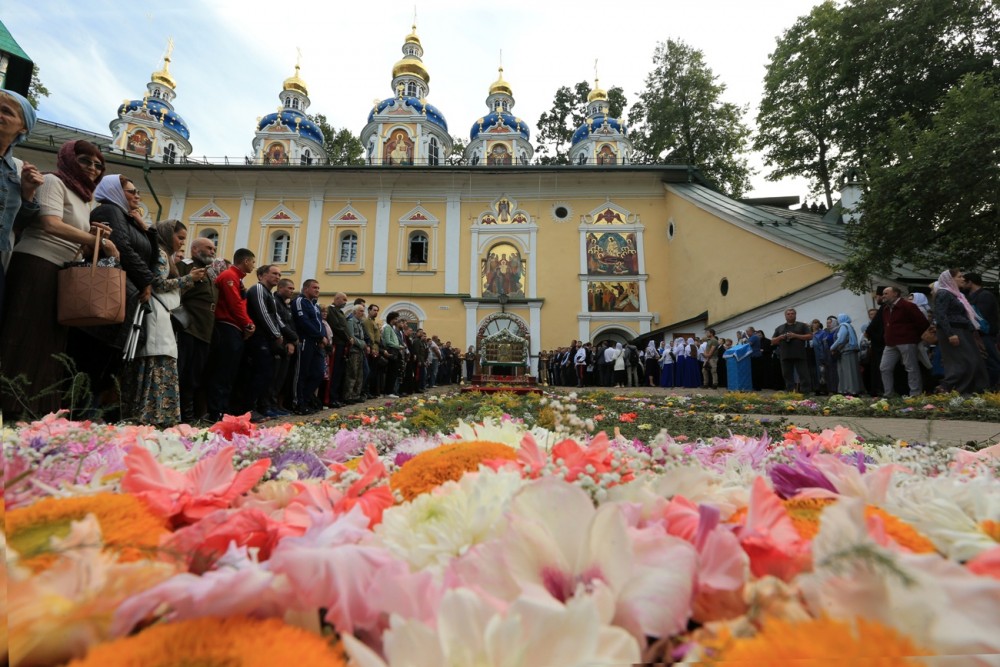 Украшение дорожки цветами в Псково-Печерском монастыре на Успение .jpg