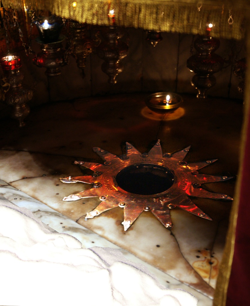 Звезда на месте Рождества Христова в храме Вифлеема.jpg