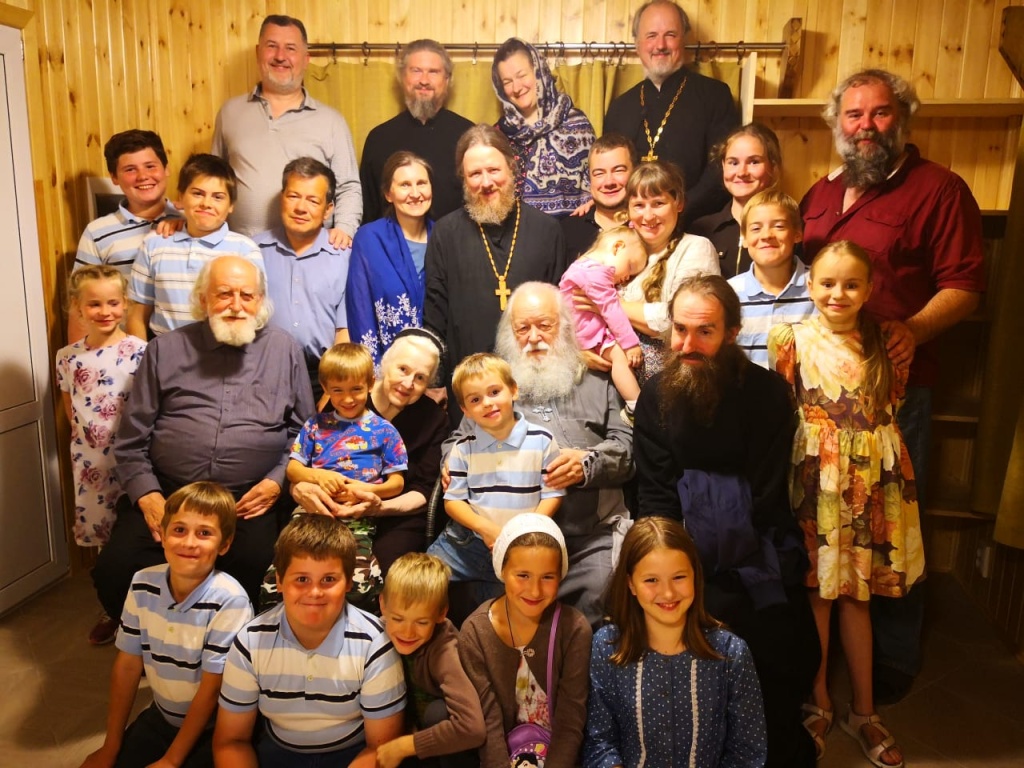 Отец Валериан и матушка Наталия Константиновна с детьми и внуками.jpg