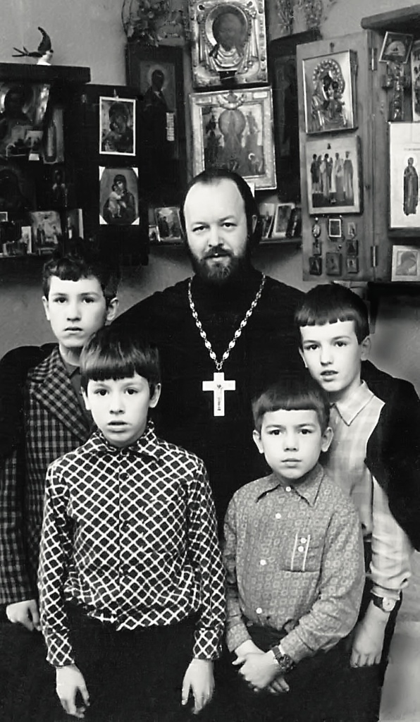 Отец Валериан с сыновьями.jpg