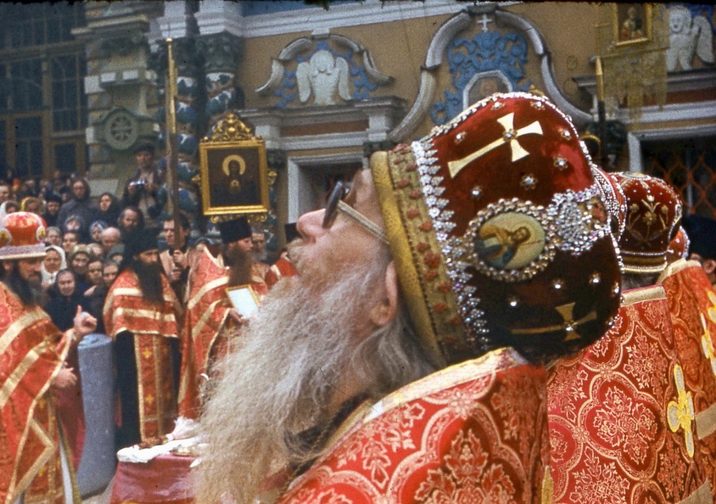 Отец Кирилл на пасхальном крестном ходе в Лавре.jpg