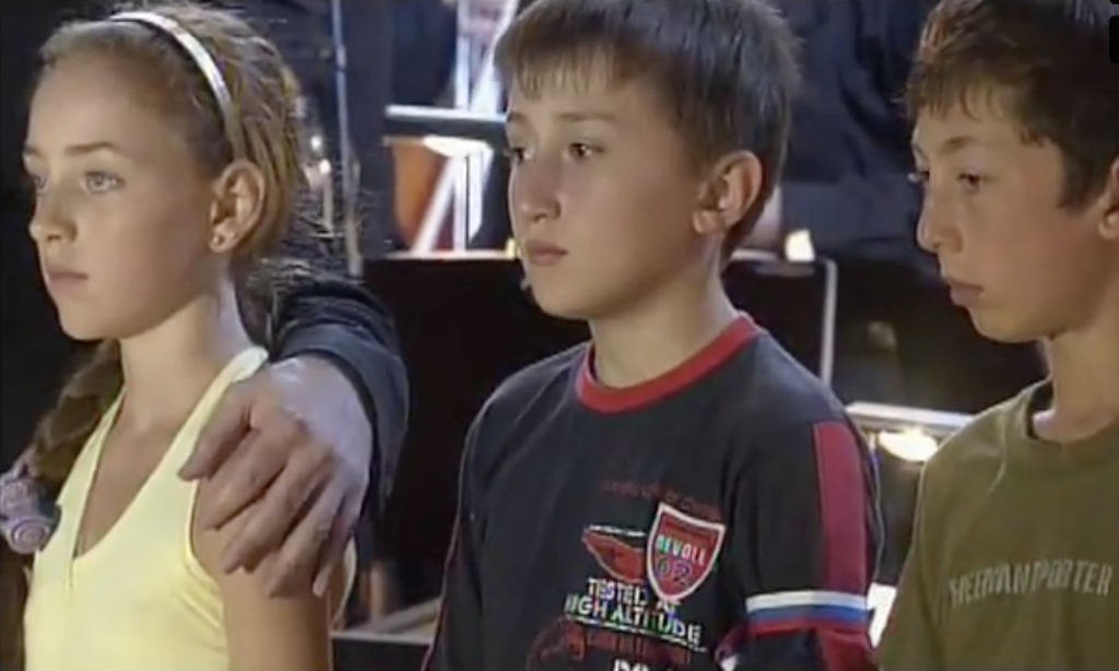 Дети Цхинвала на концерте Георгия Гергиева. Кадр из фильма «Сумерки богов», 2011 г..png