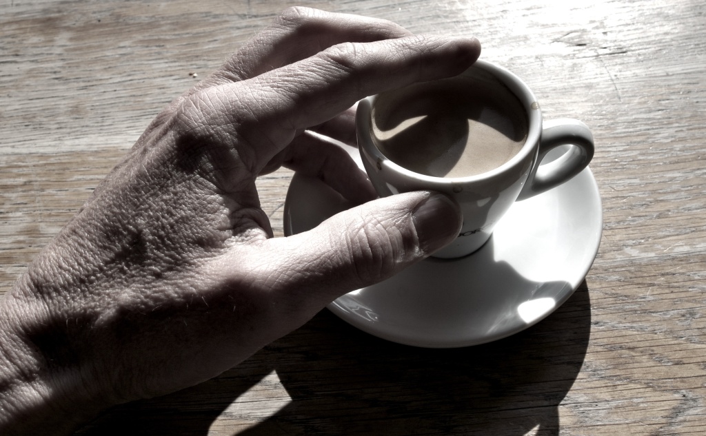 Чашка кофе в руках.jpg