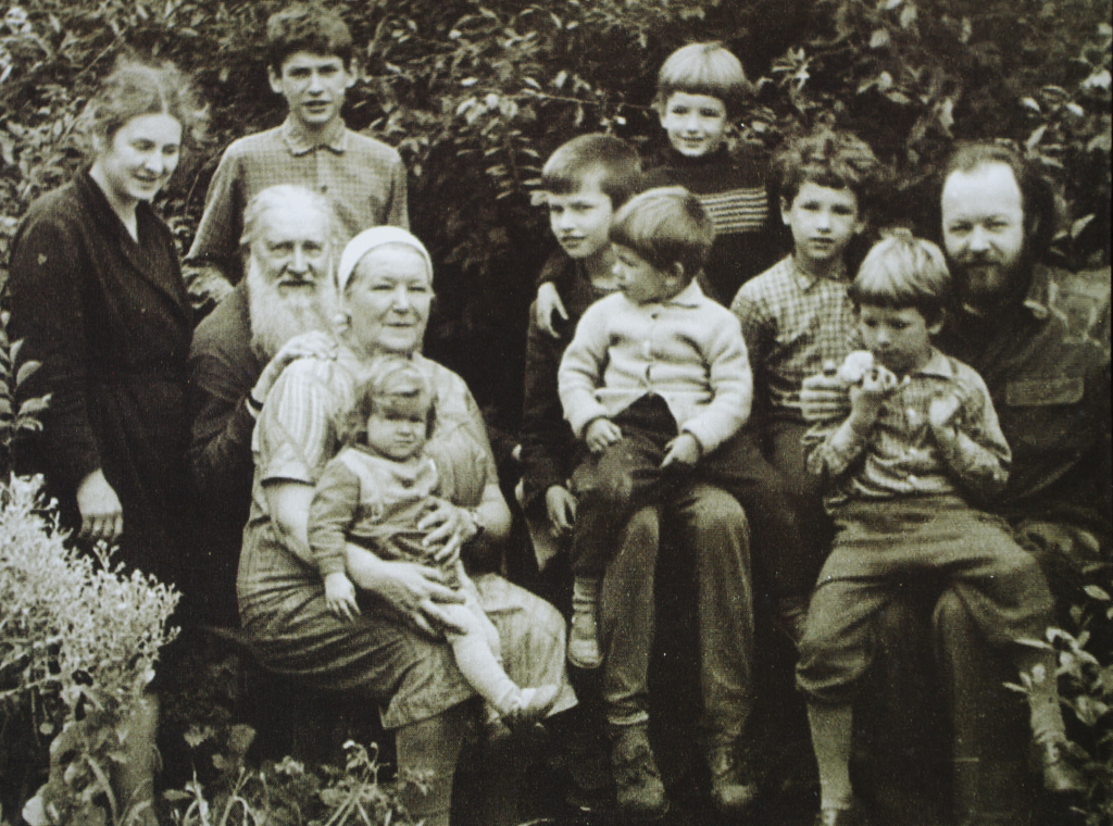 Отец Валериан (справа) с матушкой Наталией, родителями и всем своим семейством – семью детьми.png