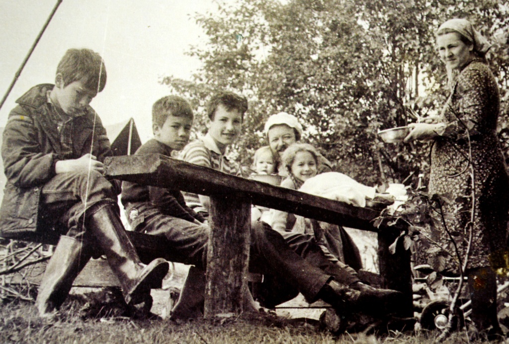 Отец Валериан с семейством в походе. Село Ченцы. 1978 год.jpg