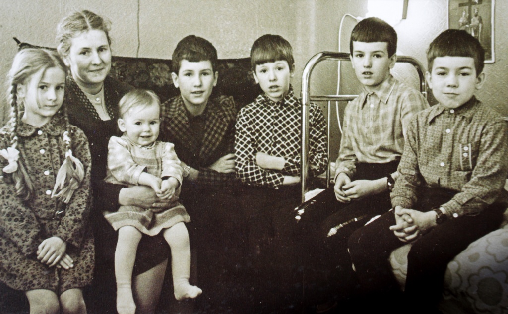 Матушка Наталья Константиновна и дети.jpg