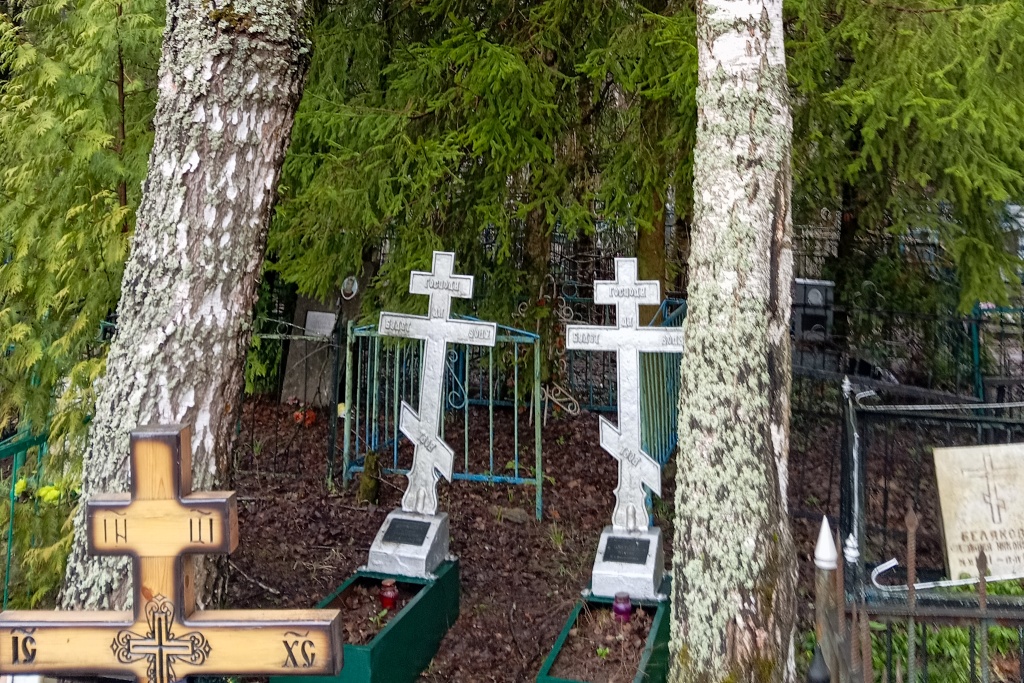 Два посеребренных креста на могилах монахини Магдалины (Шураковой) и монахини Михаилы (Шитовой).jpg