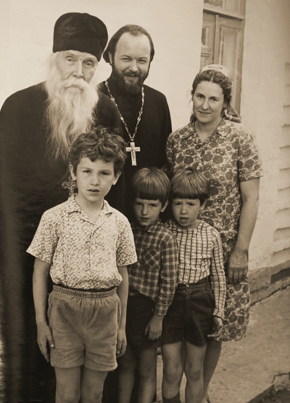Протоиерей Сергий Орлов, отец Валериан, его матушка Наталия Константиновна и дети.jpg