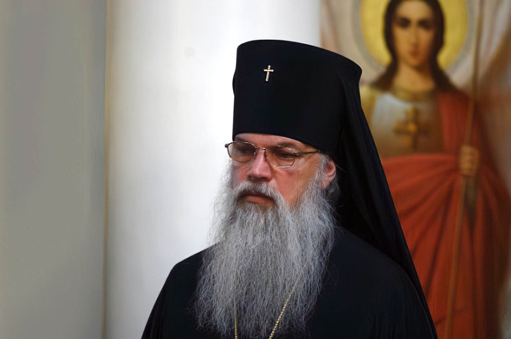 Архиепископ Алексий (Фролов) у иконы Архангела.jpg