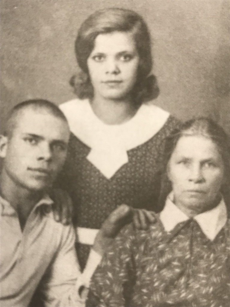 Мама владыки Алексия Анисия в центре, справа бабушка Ульяна Афанасьевна и слева дядя.jpeg