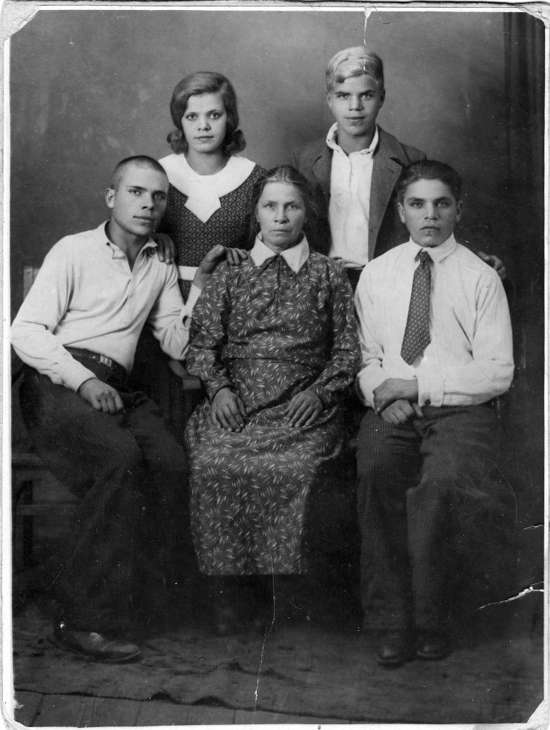 Бабушка Ульяна в центре и ее дети, мама Анисия слева стоит.jpg