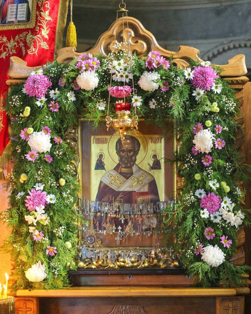 Икона святителя Николая с частицей мощей в Свято-Никольском храме-памятнике Севастополя.jpg